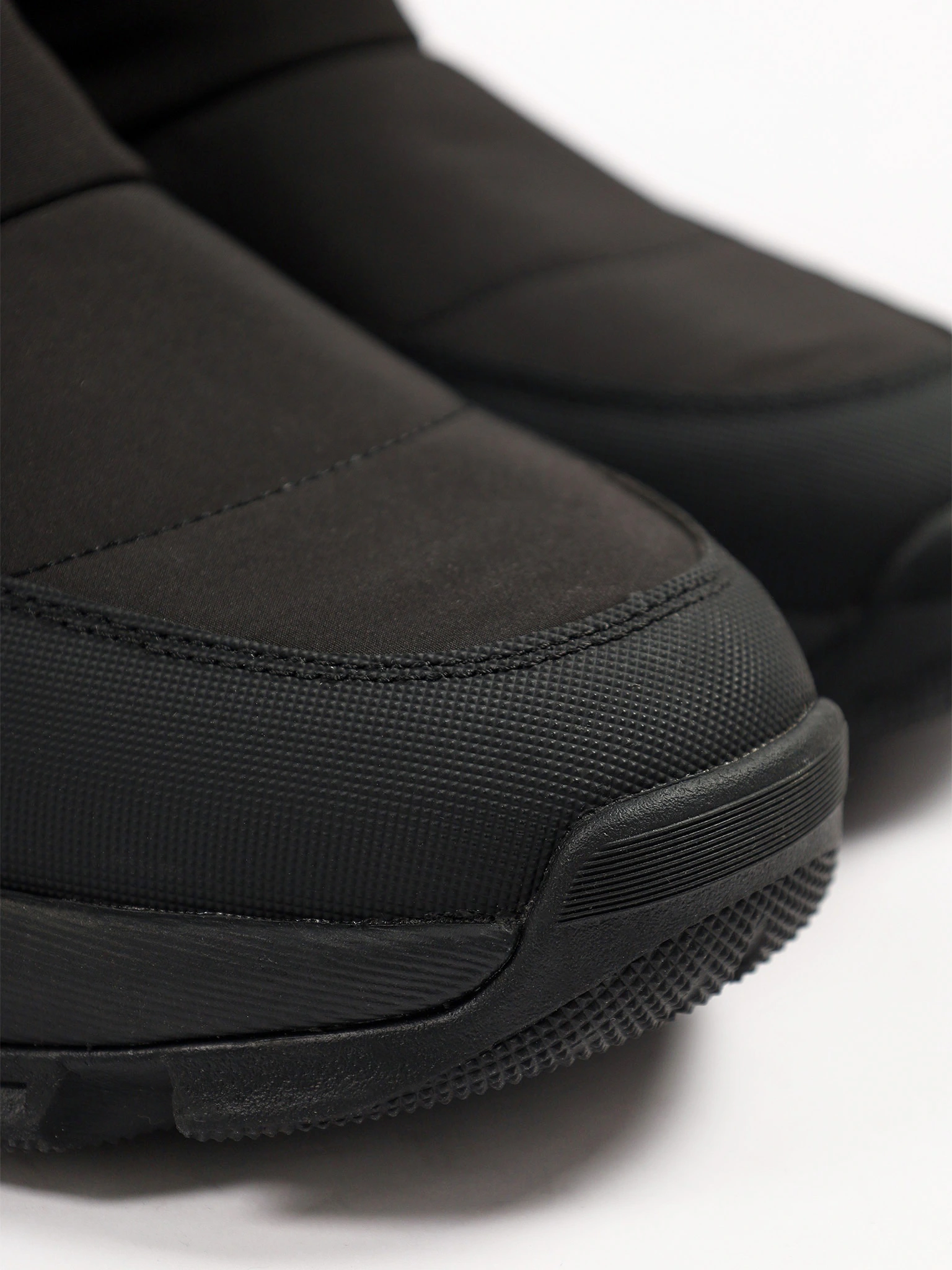 Дутики текстильные черного цвета на рельефной подошве